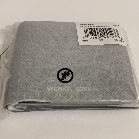 MICHAEL KORS
Cooper Pebbled Leather Billfold Wallet With Pass case navy blue - Picture 2 of 10